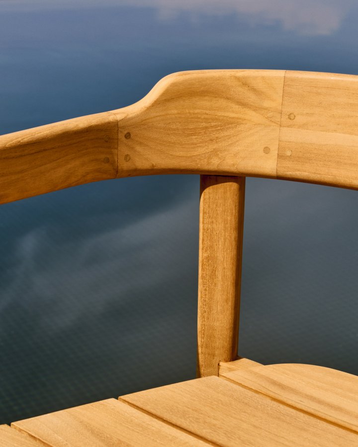 KAVE HOME Icaro hagestol, med armlener, stablebar - naturlig teak