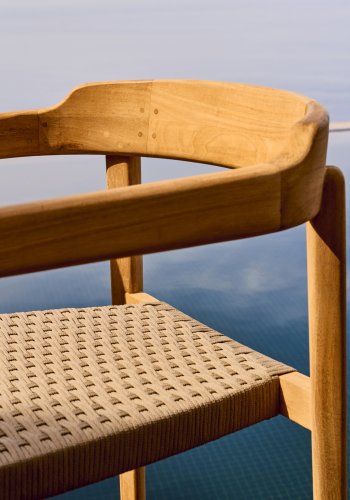 KAVE HOME Icaro hagestol, med armlener, stablebar - beige tau og naturlig teak