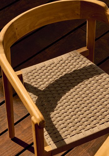 KAVE HOME Icaro hagestol, med armlener, stablebar - beige tau og naturlig teak