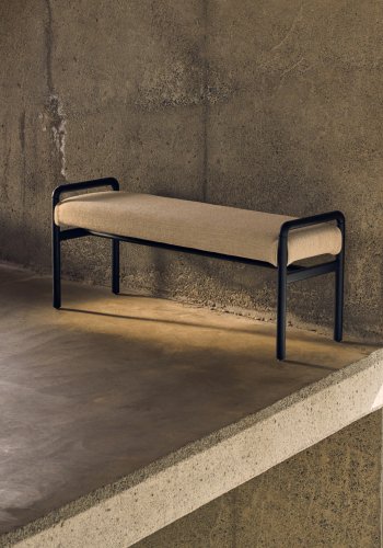 KAVE HOME Macaret-benk med avtakbart trekk heltre eik med sort finish 120 cm FSC Mix Credit