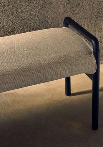 KAVE HOME Macaret-benk med avtakbart trekk heltre eik med sort finish 120 cm FSC Mix Credit