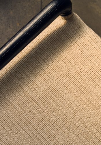 KAVE HOME Macaret-benk med avtakbart trekk heltre eik med sort finish 120 cm FSC Mix Credit