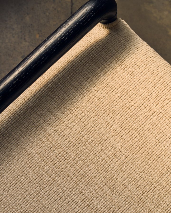 KAVE HOME Macaret-benk med avtakbart trekk heltre eik med sort finish 120 cm FSC Mix Credit