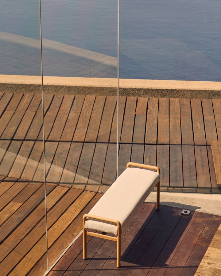 KAVE HOME Macaret-benk med avtakbart trekk heltre eik med naturlig finish 120 cm FSC Mix Credi