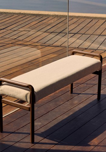 KAVE HOME Macaret-benk med avtakbart trekk heltre eik med valnttfinish 120 cm FSC Mix Credit