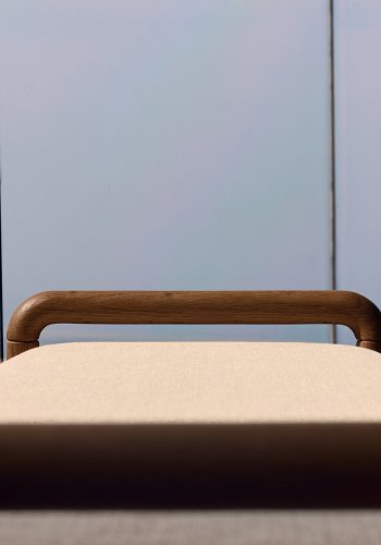 KAVE HOME Macaret-benk med avtakbart trekk heltre eik med valnttfinish 120 cm FSC Mix Credit