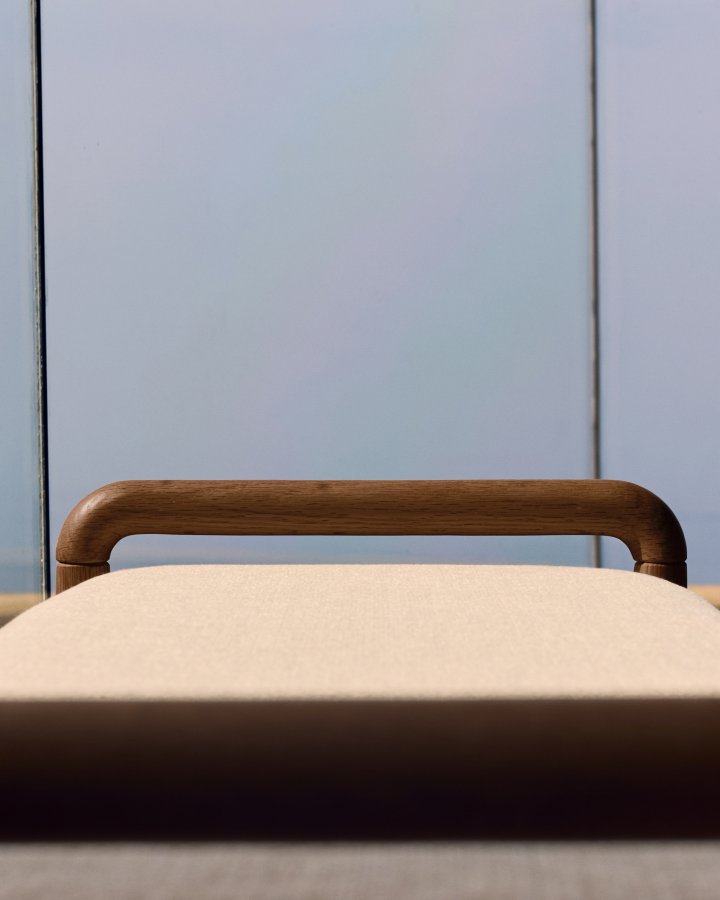 KAVE HOME Macaret-benk med avtakbart trekk heltre eik med valnttfinish 120 cm FSC Mix Credit