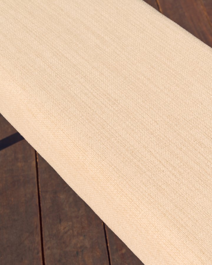 KAVE HOME Macaret-benk med avtakbart trekk heltre eik med valnttfinish 120 cm FSC Mix Credit