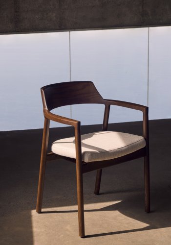 KAVE HOME Avtakbart trekk til Alocs-stol i beige chenille heltre eik med valnttfinish FSC Mix Credit