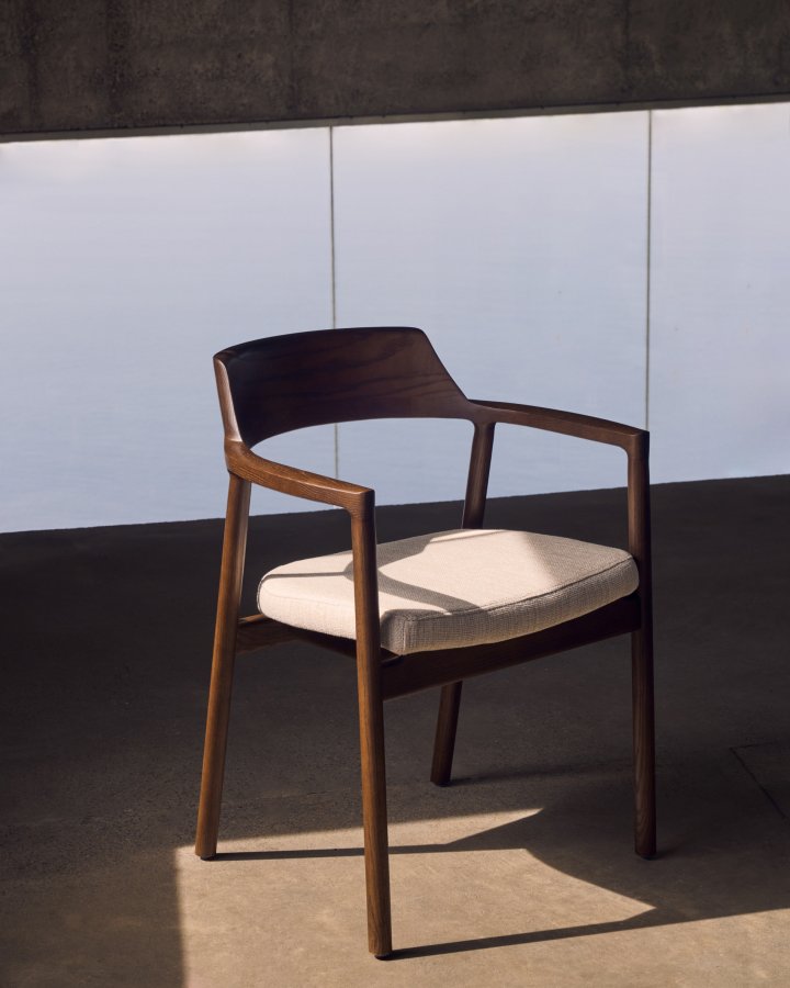 KAVE HOME Avtakbart trekk til Alocs-stol i beige chenille heltre eik med valnttfinish FSC Mix Credit