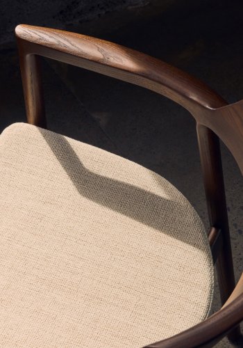 KAVE HOME Avtakbart trekk til Alocs-stol i beige chenille heltre eik med valnttfinish FSC Mix Credit