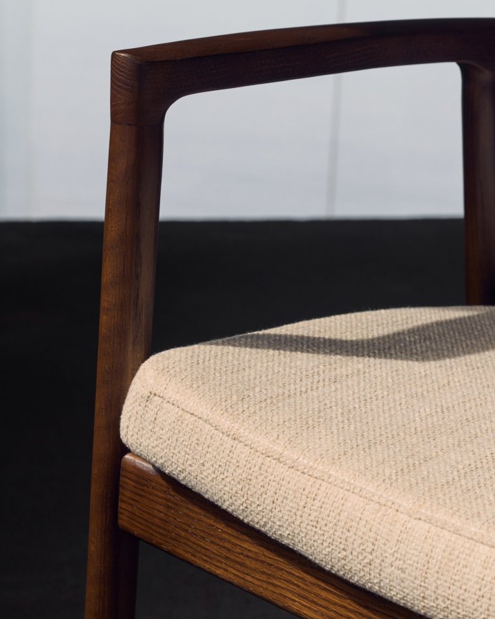 KAVE HOME Avtakbart trekk til Alocs-stol i beige chenille heltre eik med valnttfinish FSC Mix Credit