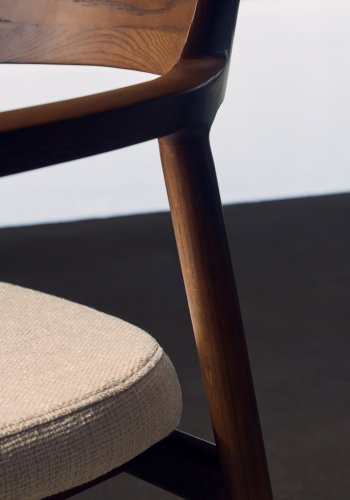 KAVE HOME Avtakbart trekk til Alocs-stol i beige chenille heltre eik med valnttfinish FSC Mix Credit