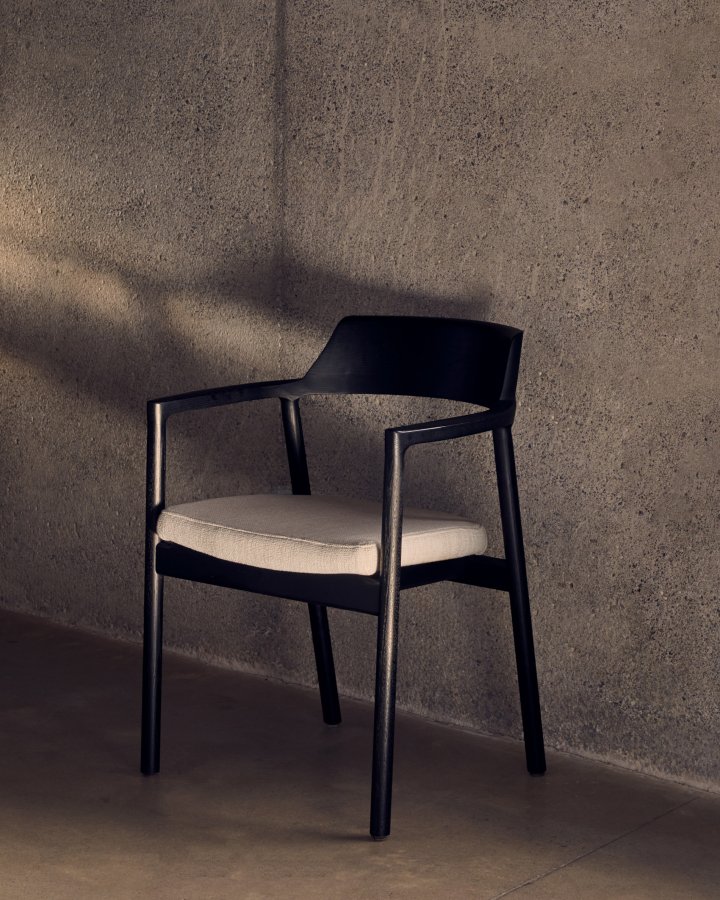 KAVE HOME Alocs stoltrekk i beige chenille heltre eik svart finish FSC Mix Credit