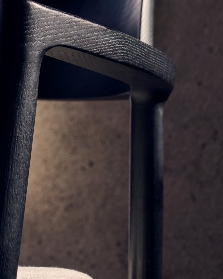 KAVE HOME Alocs stoltrekk i beige chenille heltre eik svart finish FSC Mix Credit