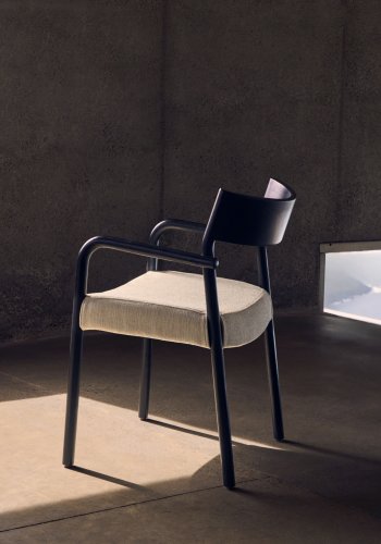 KAVE HOME Falconera stol med avtakbart trekk i heltre eik med sort finish FSC Mix Credit