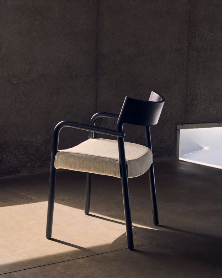 KAVE HOME Falconera stol med avtakbart trekk i heltre eik med sort finish FSC Mix Credit