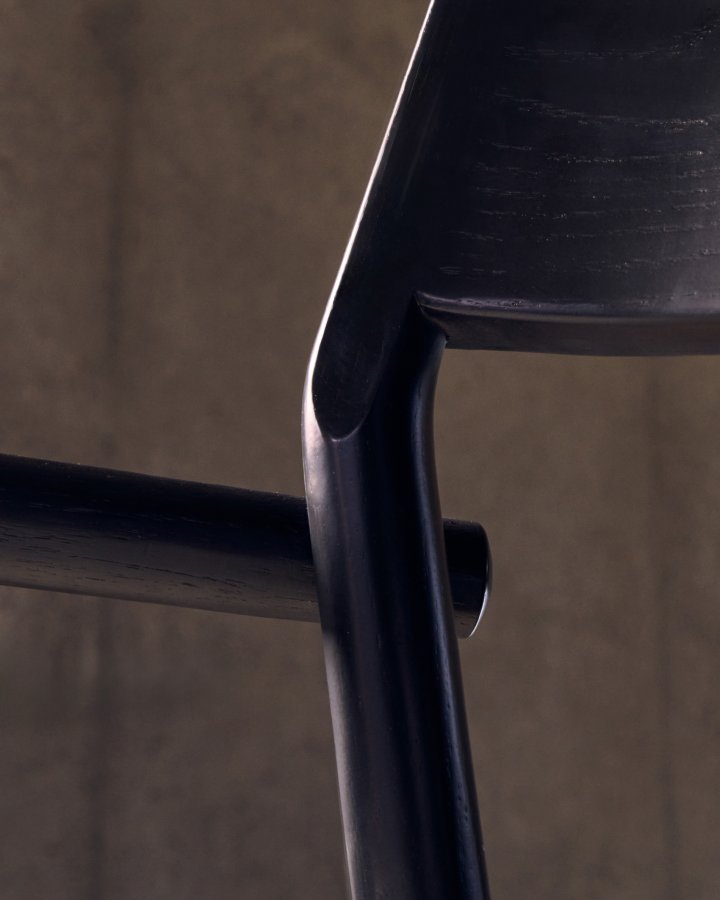 KAVE HOME Falconera stol med avtakbart trekk i heltre eik med sort finish FSC Mix Credit