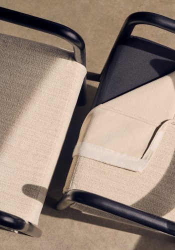 KAVE HOME Falconera stol med avtakbart trekk i heltre eik med sort finish FSC Mix Credit