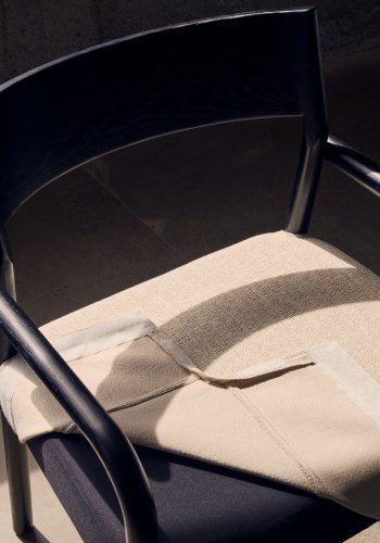 KAVE HOME Falconera stol med avtakbart trekk i heltre eik med sort finish FSC Mix Credit