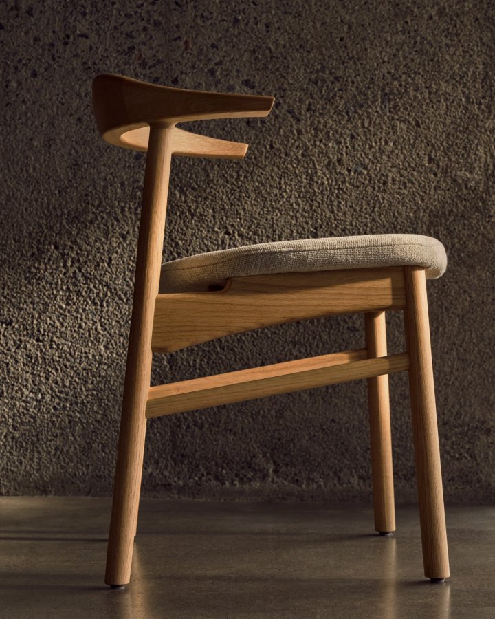 KAVE HOME Timons stoltrekk i beige chenille heltre eik naturlig finish FSC Mix Credi