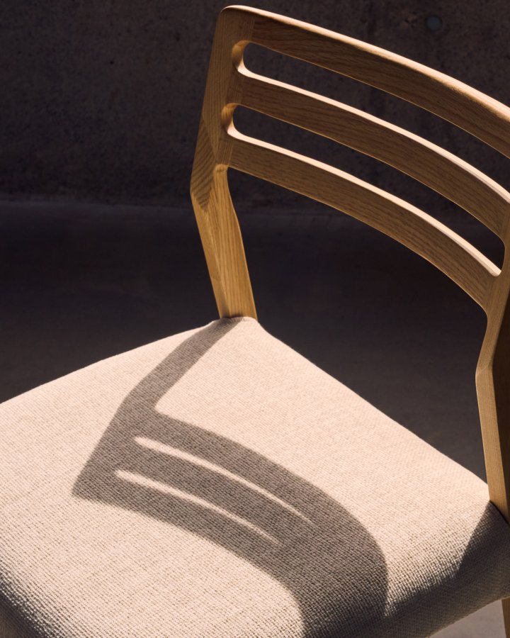 KAVE HOME Cudia stol avtagbart trekk i beige chenille heltre eik naturlig finish FSC Mix Credit