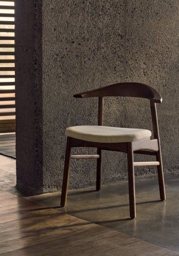 KAVE HOME Timons Esszimmerstuhl, mit abnehmbarem Bezug – beige Chenille und Eiche in Walnuss-Finish