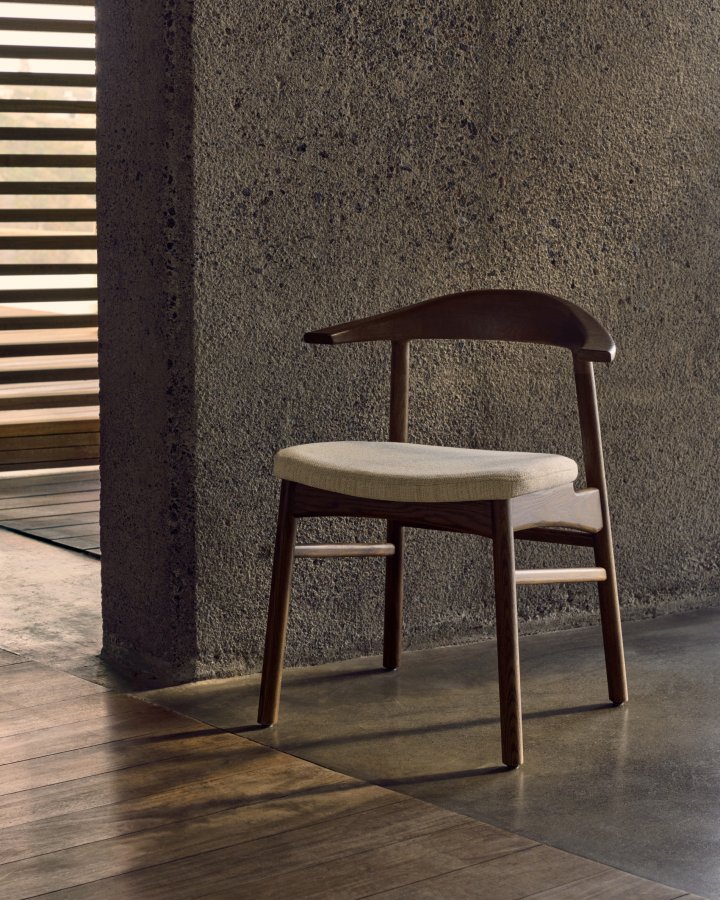 KAVE HOME Timons Esszimmerstuhl, mit abnehmbarem Bezug – beige Chenille und Eiche in Walnuss-Finish