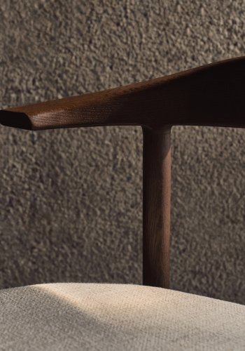 KAVE HOME Timons Esszimmerstuhl, mit abnehmbarem Bezug – beige Chenille und Eiche in Walnuss-Finish