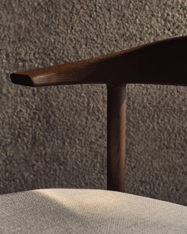 KAVE HOME Timons Esszimmerstuhl, mit abnehmbarem Bezug – beige Chenille und Eiche in Walnuss-Finish