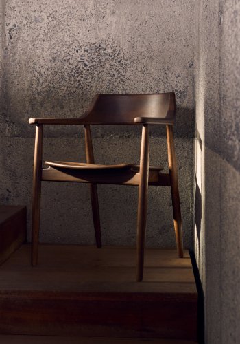 KAVE HOME Fondes stol i heltre eik med valnttfinish FSC Mix Credit