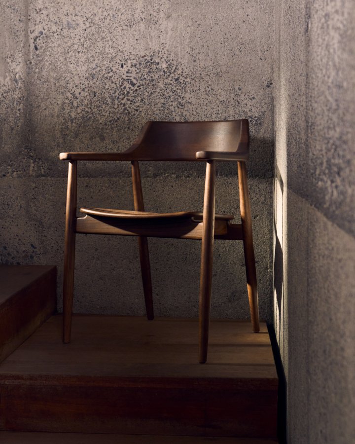 KAVE HOME Fondes stol i heltre eik med valnttfinish FSC Mix Credit