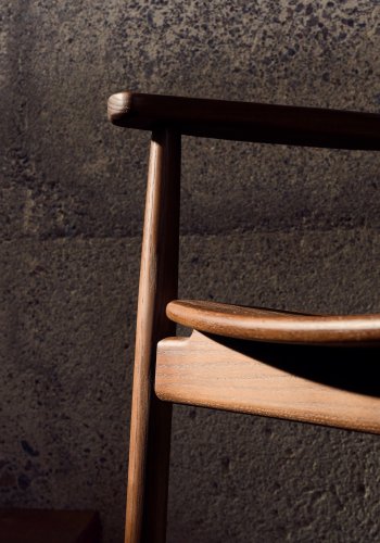 KAVE HOME Fondes stol i heltre eik med valnttfinish FSC Mix Credit