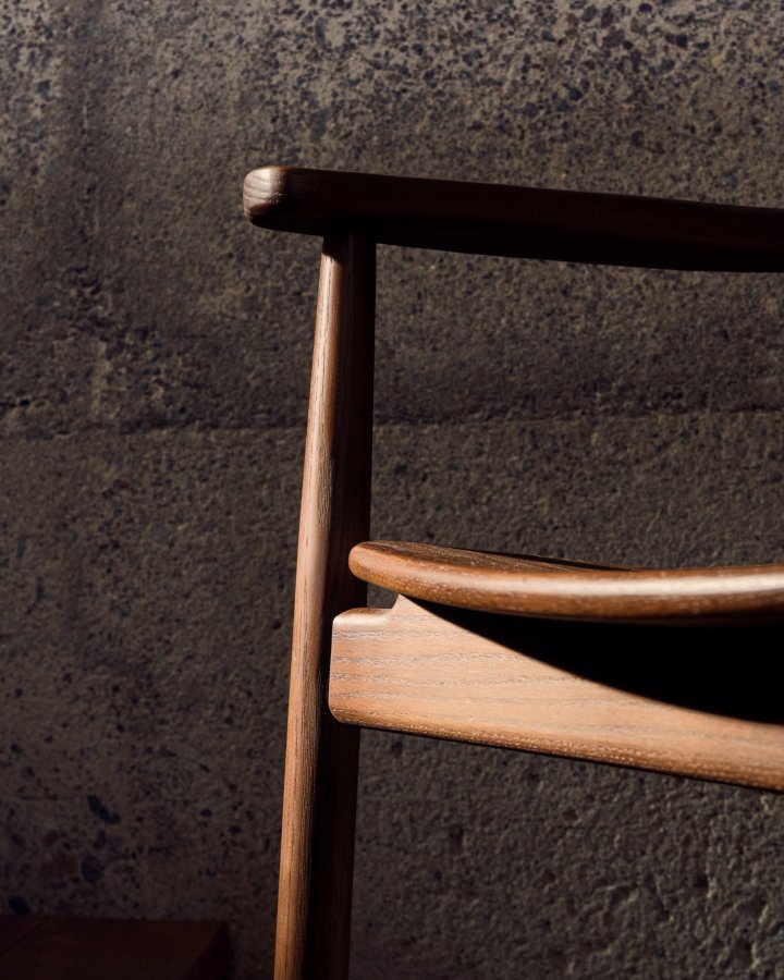 KAVE HOME Fondes stol i heltre eik med valnttfinish FSC Mix Credit