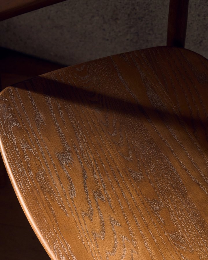 KAVE HOME Fondes stol i heltre eik med valnttfinish FSC Mix Credit