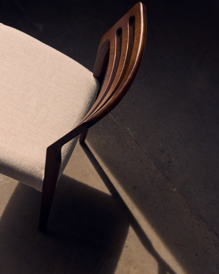 KAVE HOME Cudia stol avtagbart trekk i beige chenille heltre eik, valnttfinish FSC Mix Credit