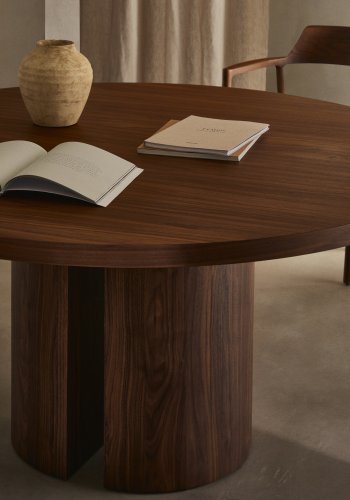 KAVE HOME Nealy rundt bord med valnttfiner i mrk utfrelse, 150 cm