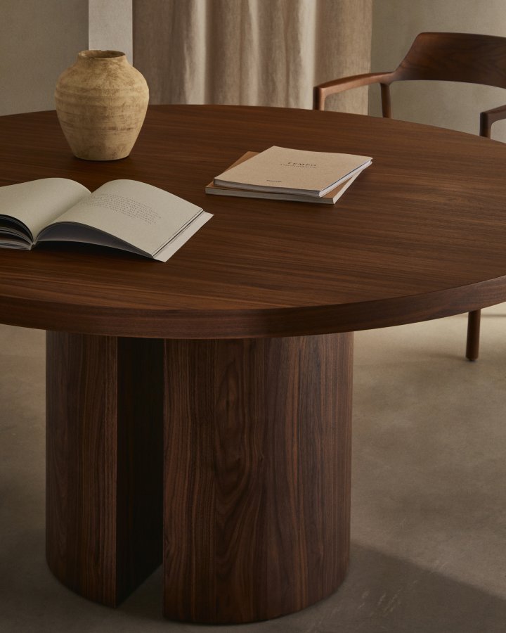 KAVE HOME Nealy rundt bord med valnttfiner i mrk utfrelse, 150 cm