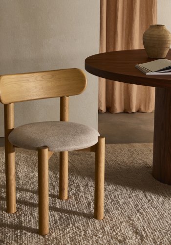 KAVE HOME Nebai-stol i beige chenille med heltre eikestruktur og naturlig finish FSC MIX C