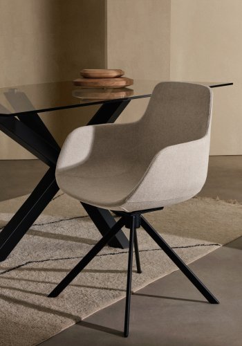 KAVE HOME Tissiana selvsentrerende svingstol, med armlener - beige chenille og matt sort aluminium