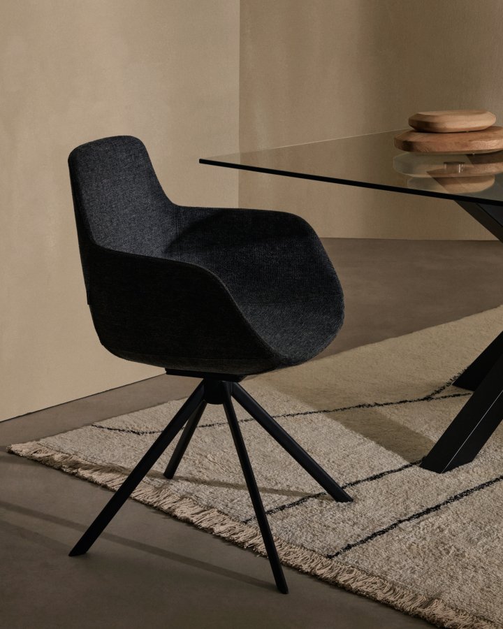 KAVE HOME Tissiana selvsentrerende svingstol, med armlener - mrkegr chenille og matt sort aluminium