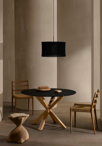 KAVE HOME Argo rundt bord i frostet svart glass og stlben med treeffekt, 120 cm