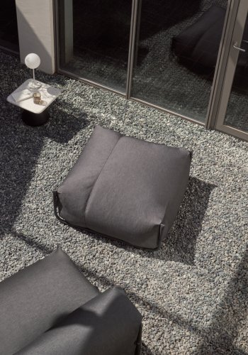 KAVE HOME Firkantet puffmodul for hagesofa - mrkegrtt stoff og svart aluminium (101x101)