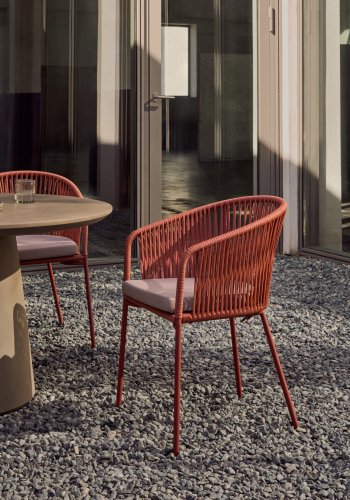 KAVE HOME Yanet hagestol, med armlener og stoffpute - terrakotta tau og stl