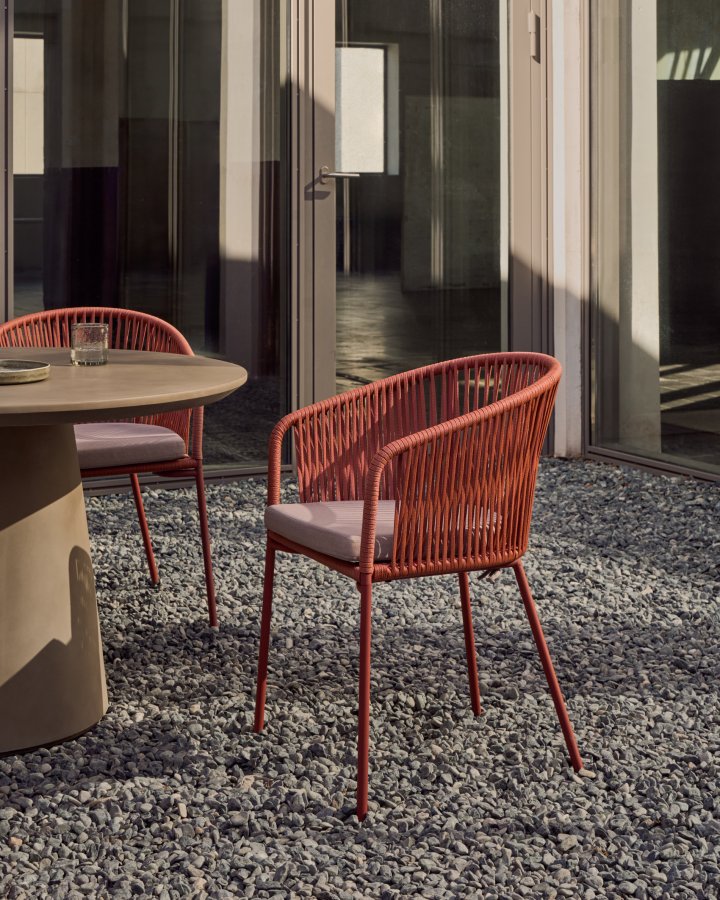 KAVE HOME Yanet hagestol, med armlener og stoffpute - terrakotta tau og stl