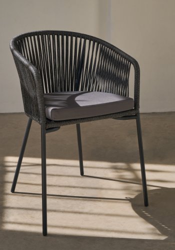 KAVE HOME Sort Yanet hagestol, med armlener og stoffpute - stl 