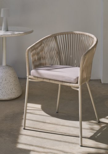 KAVE HOME Yanet hagestol, med armlener - ecru syntetisk tau og galvanisert stl