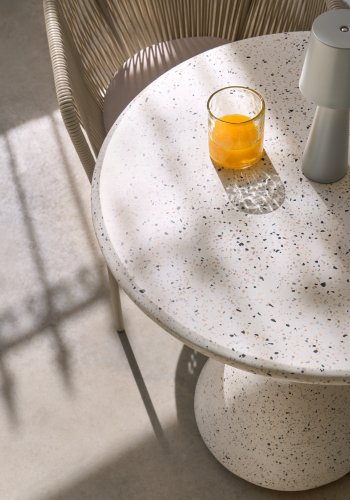 KAVE HOME Saura bord i hvit terrazzo med hvit terrazzoplate, 75 x 70