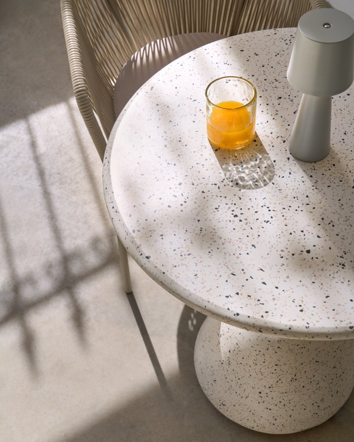 KAVE HOME Saura bord i hvit terrazzo med hvit terrazzoplate, 75 x 70