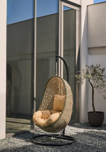 KAVE HOME Cira hengestol, med puter og mrkegr ramme - flerfarget polyrattan/rotting